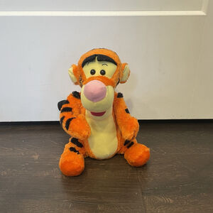 Disney Fisher Price Winnie The Pooh Tug In Time Tigger Electronic Plush Toy